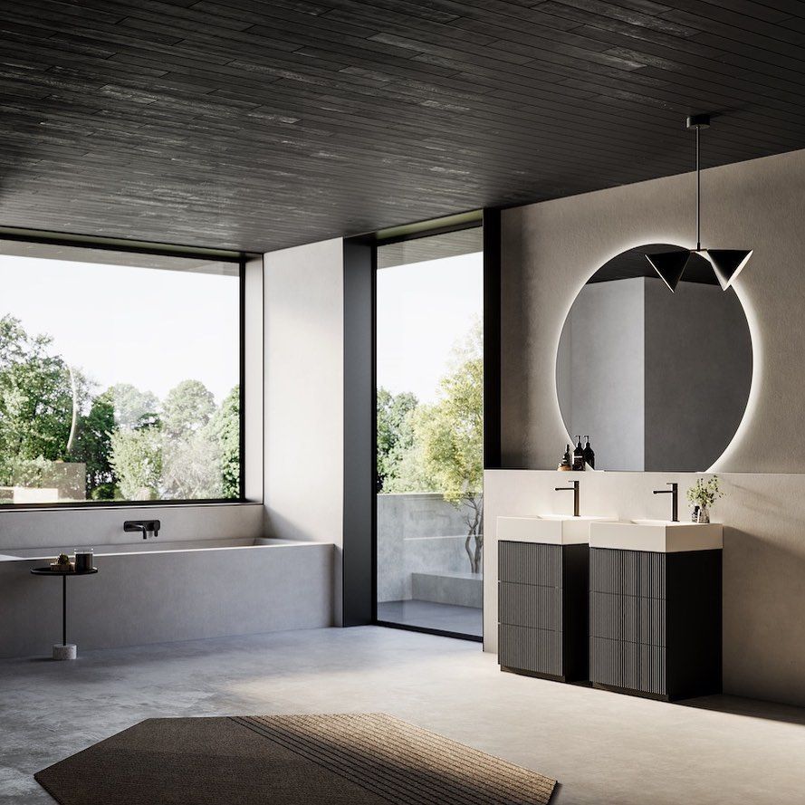 Bagno moderno con ampia finestra, vasca da bagno, doppio lavabo, specchio rotondo con luce e lampade a sospensione.