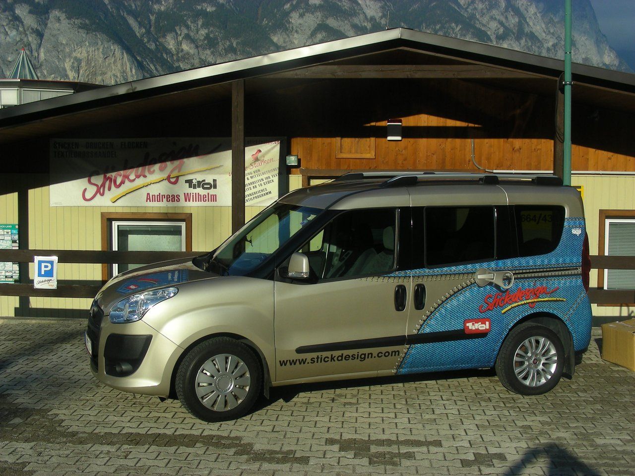 Auto Stickdesign Tirol Andreas Wilhelm steht vor dem Büro