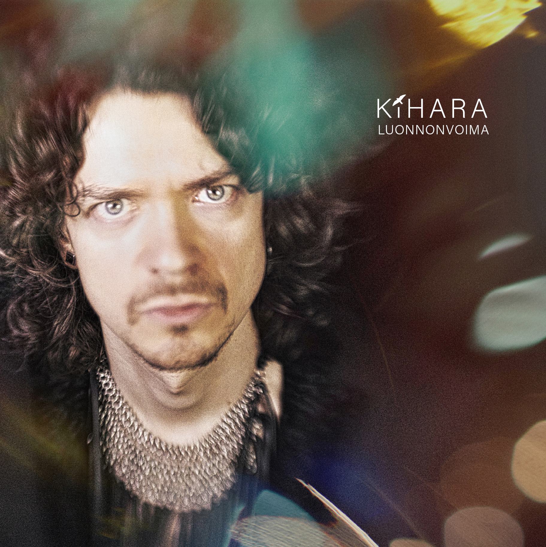 Kihara Juho Pitkäsen Luonnonvoima-albumin kansi. Juho katsoo intensiivisesti kameraan.