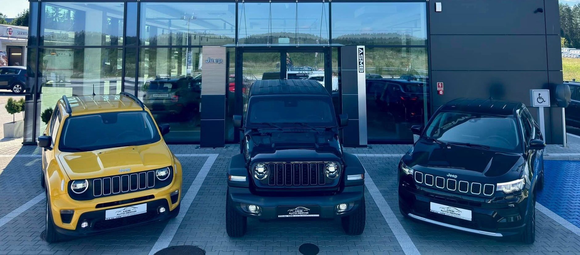 Samochody z salonu ASMB Nowy Targ, jeep Renegade żółty, Jeep Wrangler Czarny, Jeep Compass Czarny
