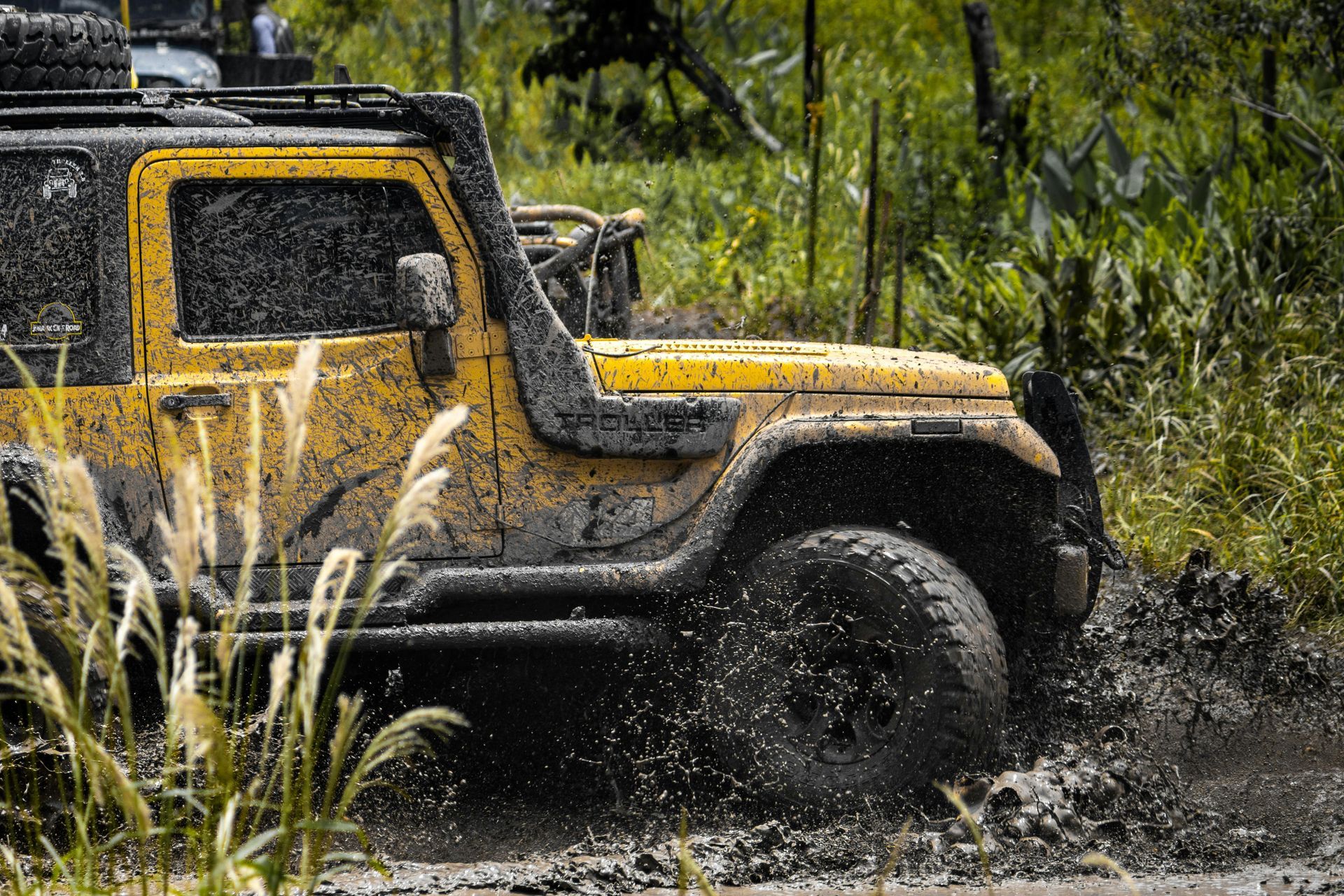 Jeep Wrangler 4x4 pokonujący trudny teren – mit napędu 4x4 obalony