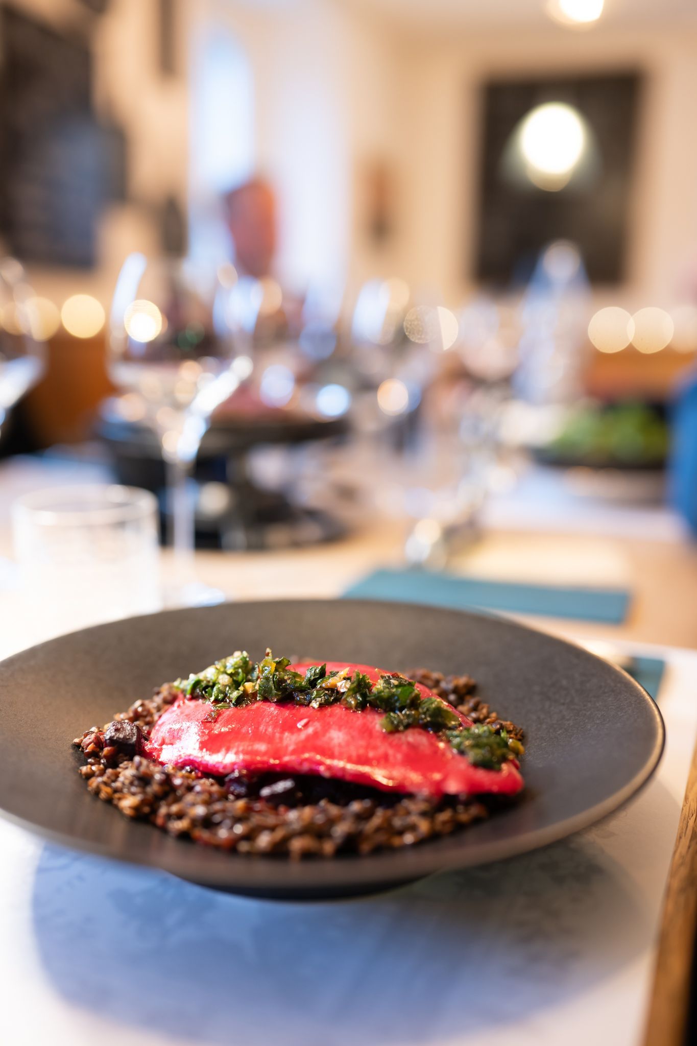 Filet de truite rose et tendre sur lit de lentilles Perlines et betterave rôtie garni d'herbes vertes, 
La Truite, POSTE|ROPRAZ Ropraz