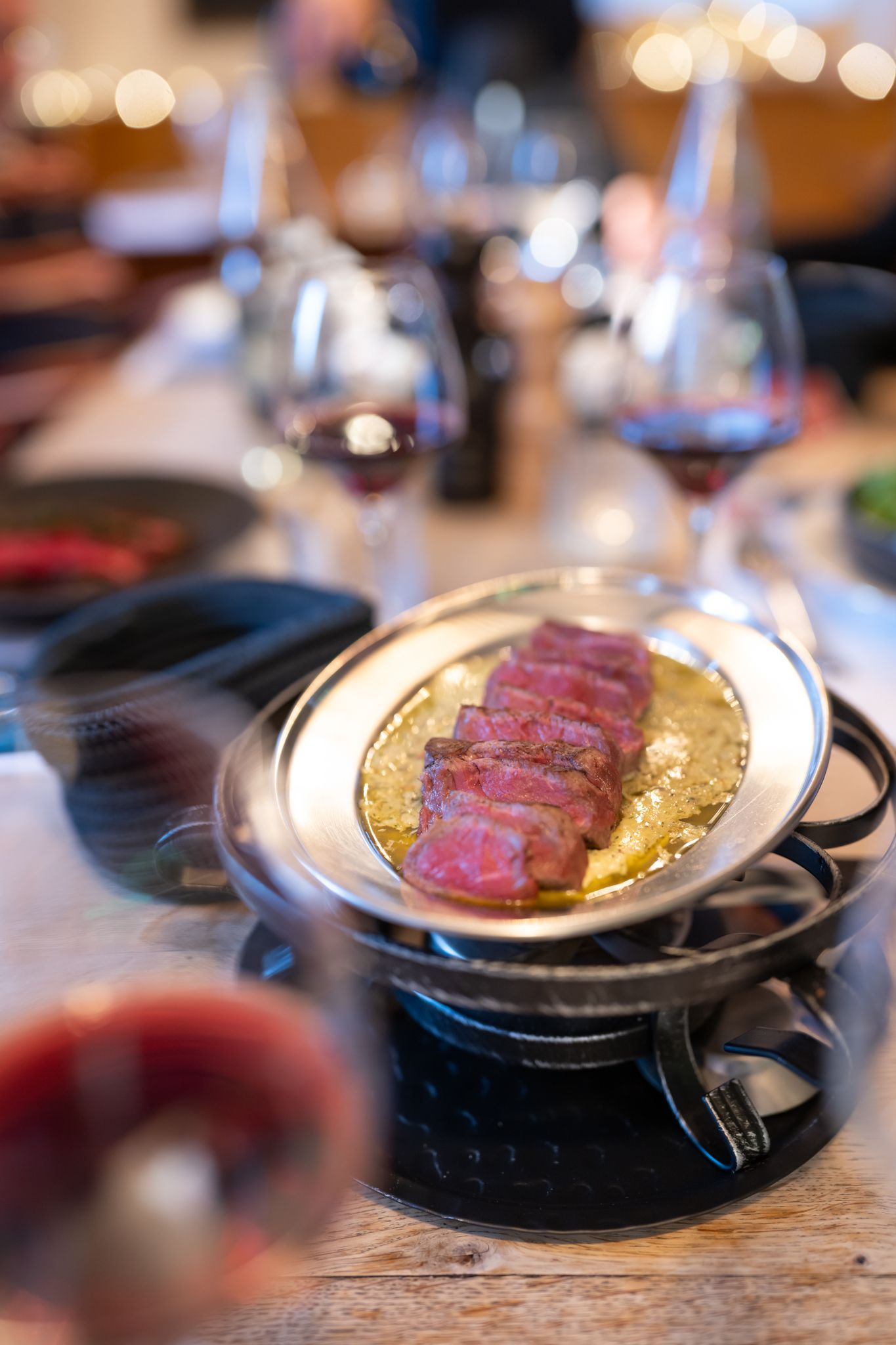Tranches de bœuf saisies sur plaque métallique chaude au-dessus d'une flamme, Bœuf au Réchaud avec beurre 
Café de Ropraz et frites maison, POSTE|ROPRAZ Ropraz