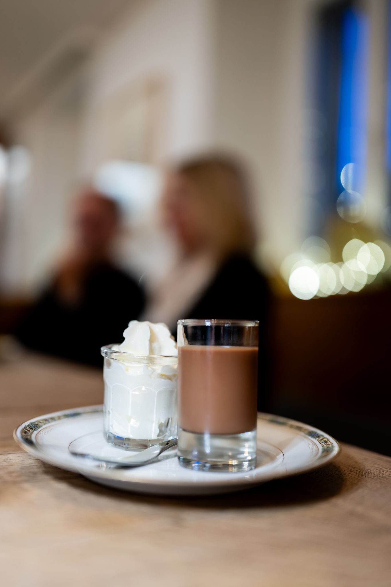 Petit verre de crémeux au chocolat Grenada 65% et crème fouettée sur assiette, Crémeux Chocolat Intense, 
POSTE|ROPRAZ Ropraz