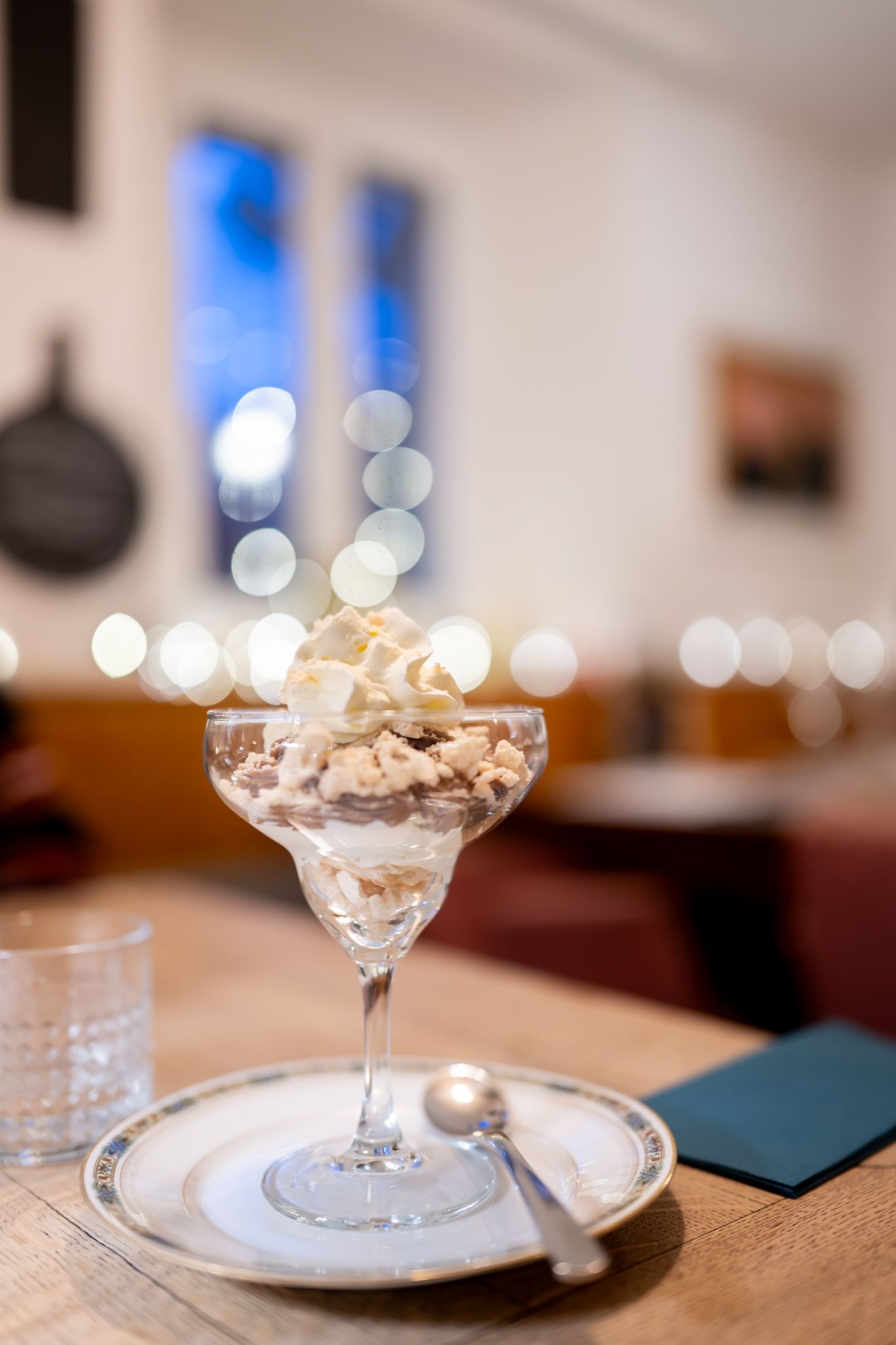 Coupe en verre de meringue et vermicelles maison sur petite assiette avec cuillère, Mont-Blanc, 
POSTE|ROPRAZ Ropraz