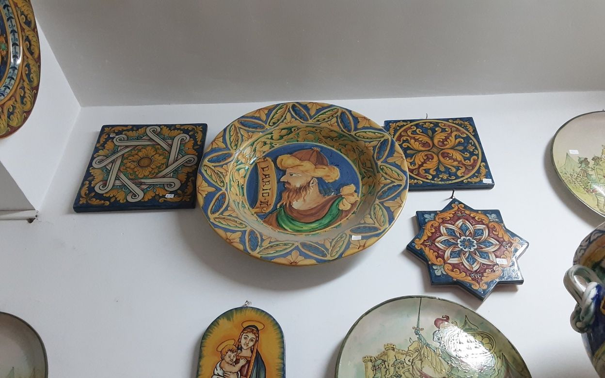 piatti colorati in ceramica