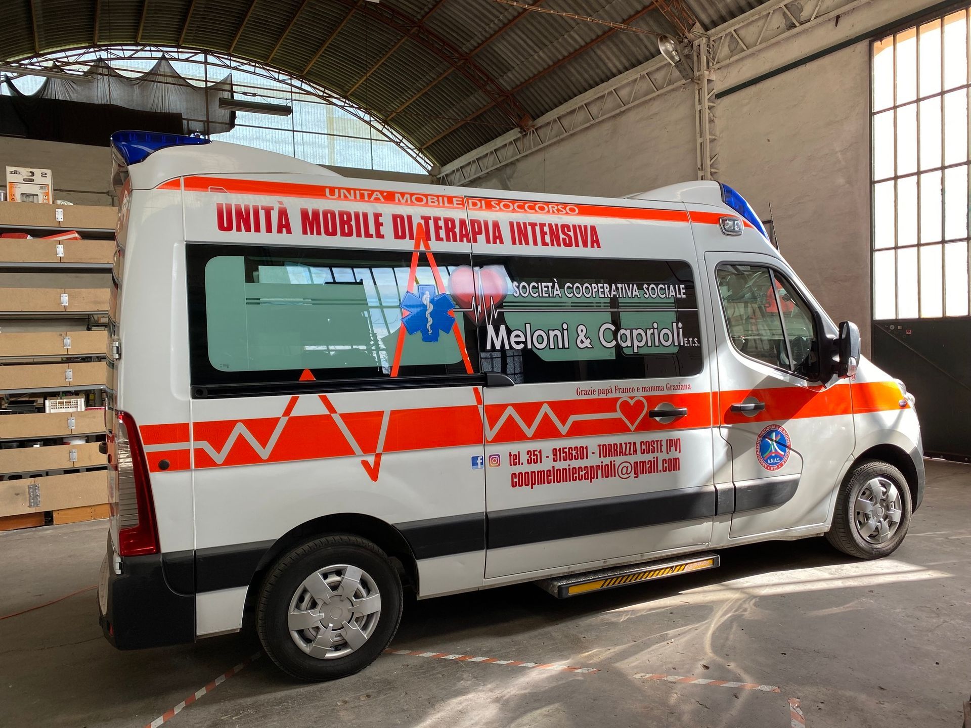 ambulanza vista laterale