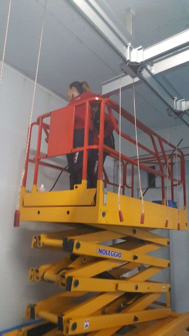 pulizia pareti con scala elevatrice