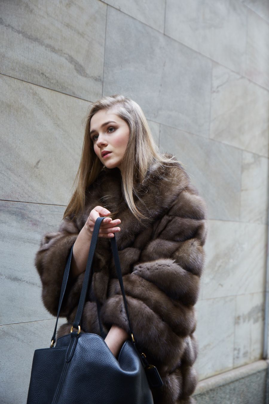 modella con pelliccia lunga