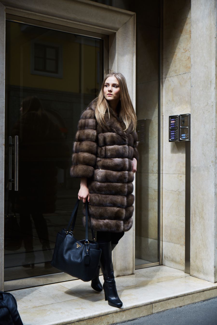 modella con pelliccia in visone