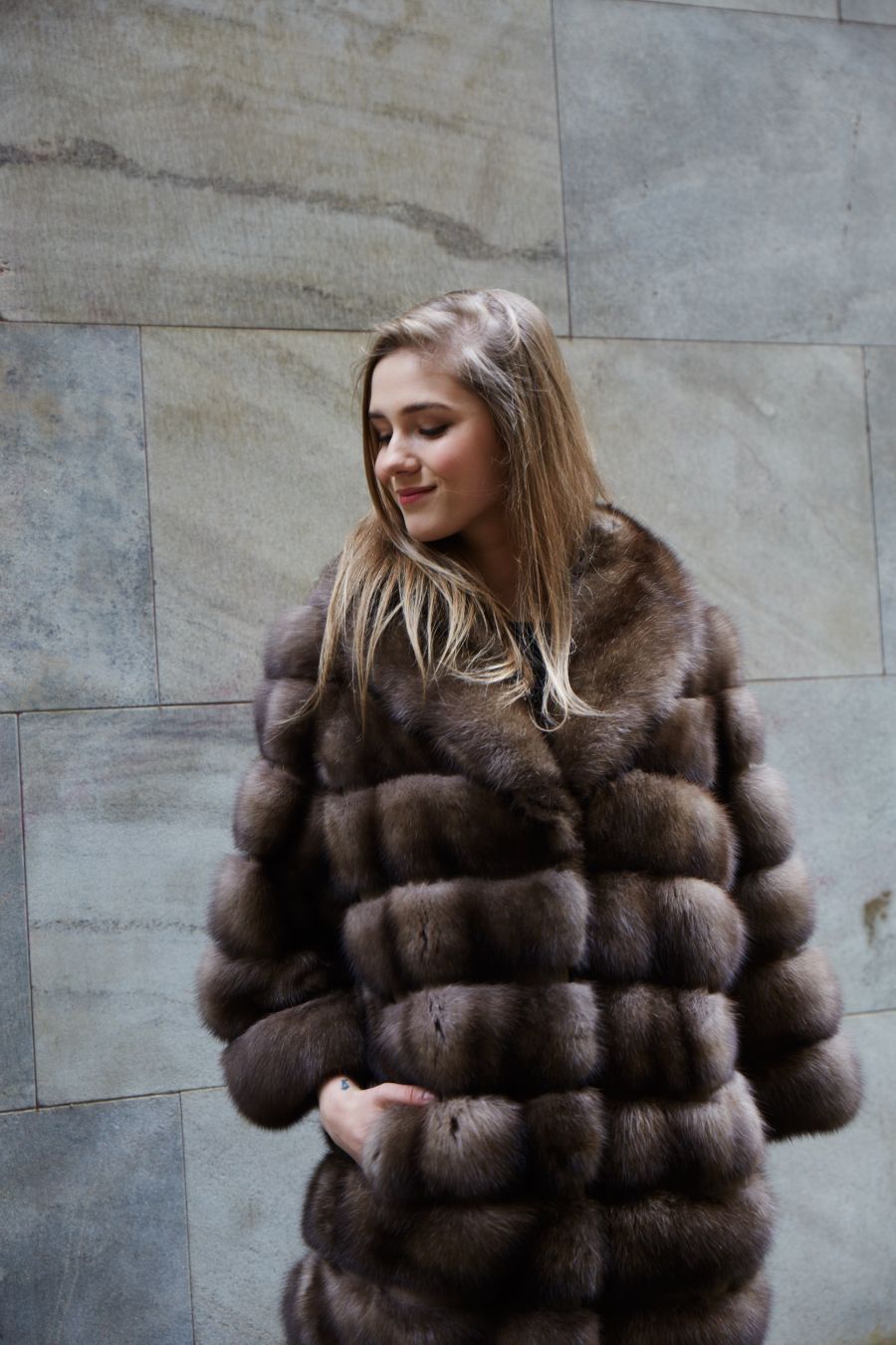 modella bionda con borsa e pelliccia in visone