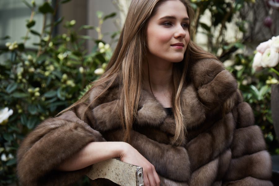 modella con pelliccia dopo il restyling