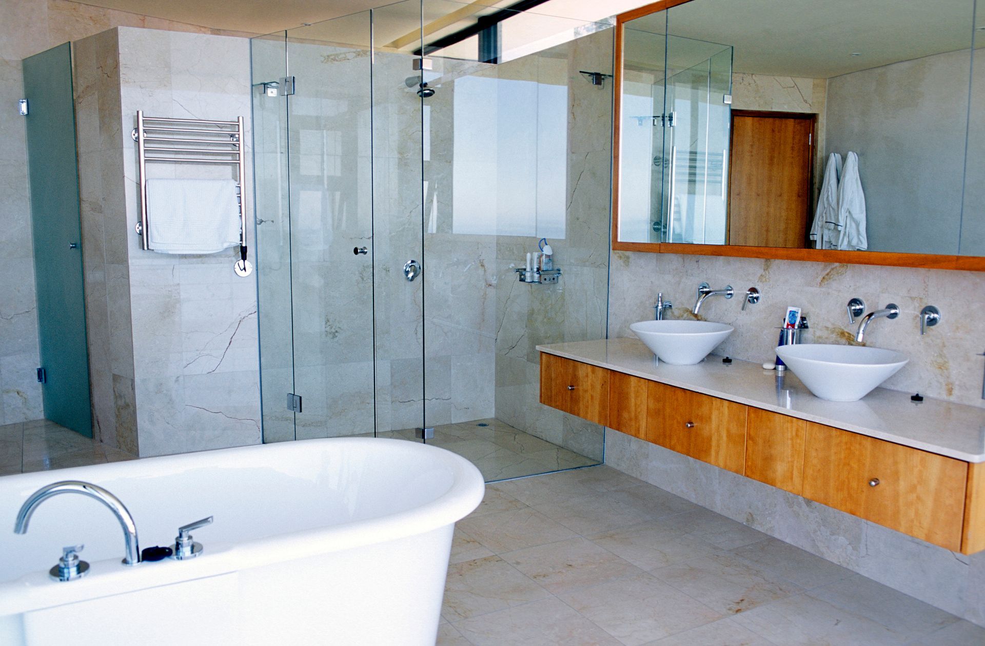 A bathroom with a bathtub and two sinks