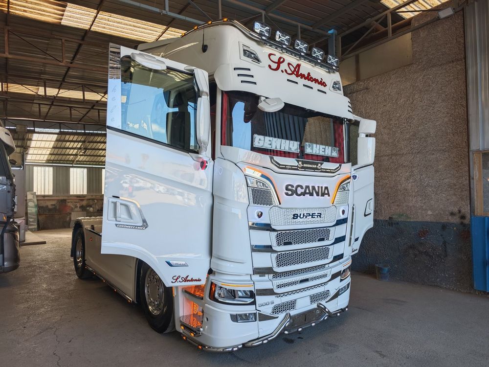 Quattro riprese dell'interno di un'auto con sedili rossi e neri.