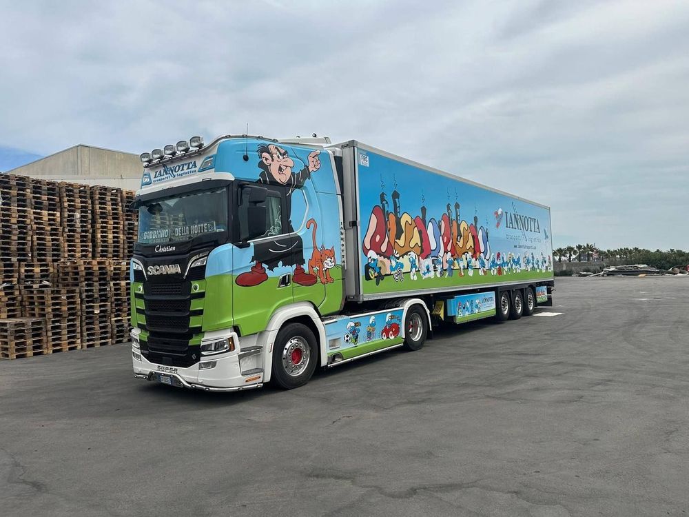 Prima e dopo il restauro dei fari di un'auto. Il faro superiore è opaco, quello inferiore è trasparente.