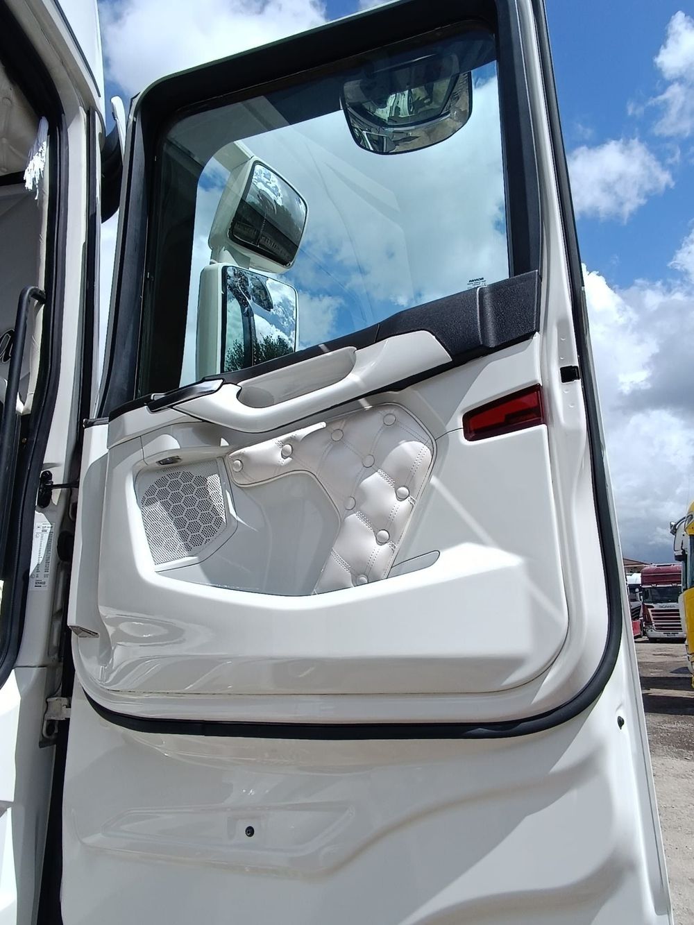 Quattro riprese dell'interno di un'auto con sedili rossi e neri.