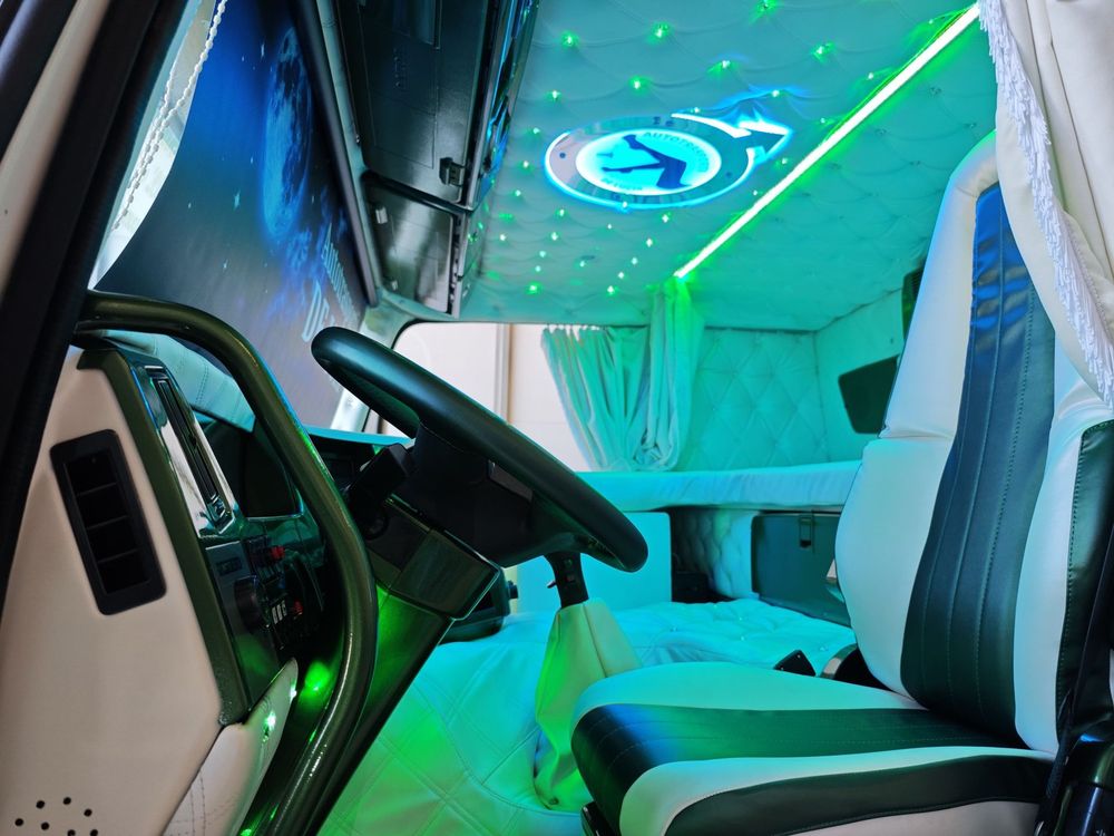 Un'auto sportiva Dodge Viper gialla con strisce nere parcheggiata in strada. Sullo sfondo un edificio.