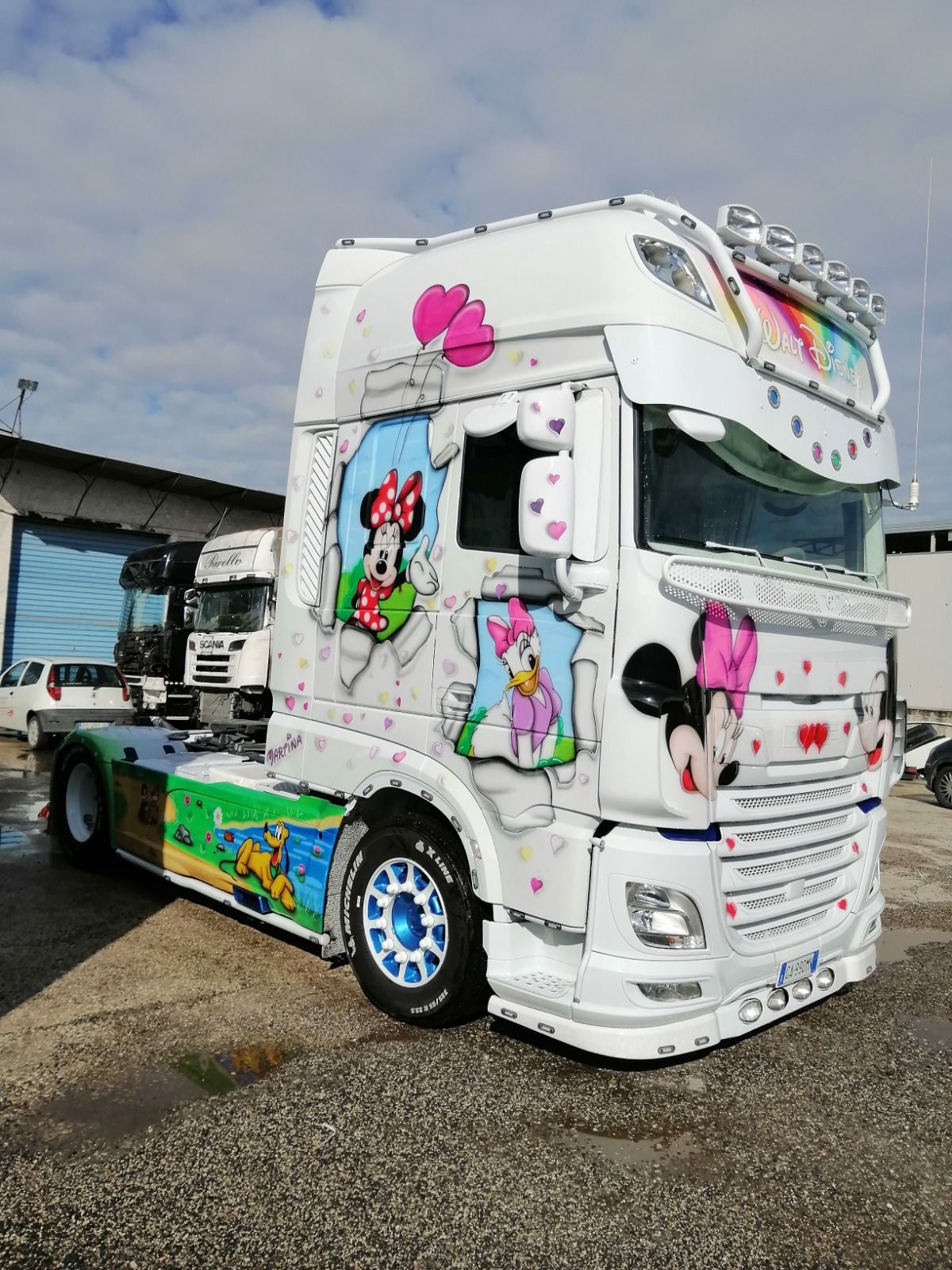 Quattro riprese dell'interno di un'auto con sedili rossi e neri.