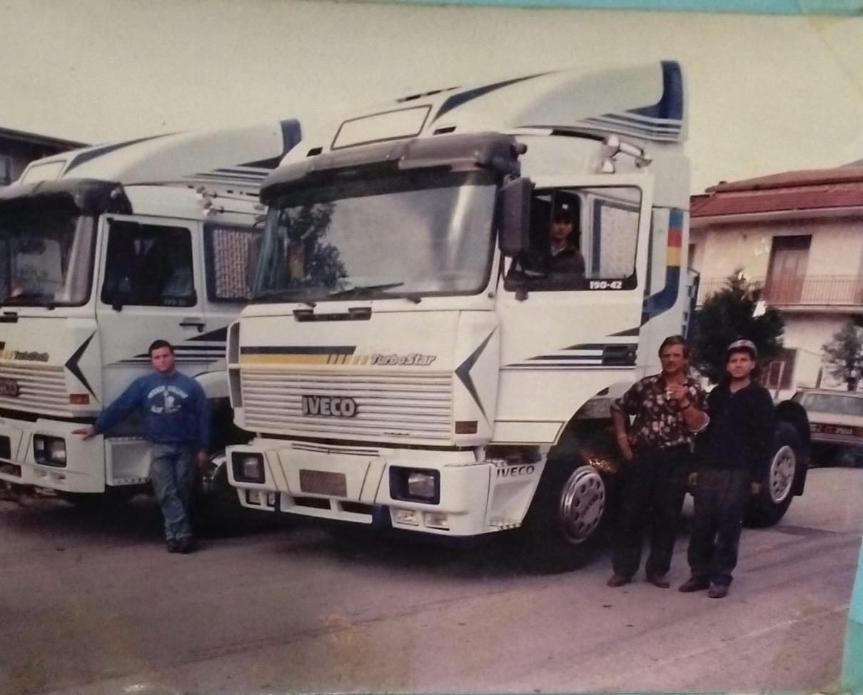 Prima e dopo il restauro dei fari di un'auto. Il faro superiore è opaco, quello inferiore è trasparente.