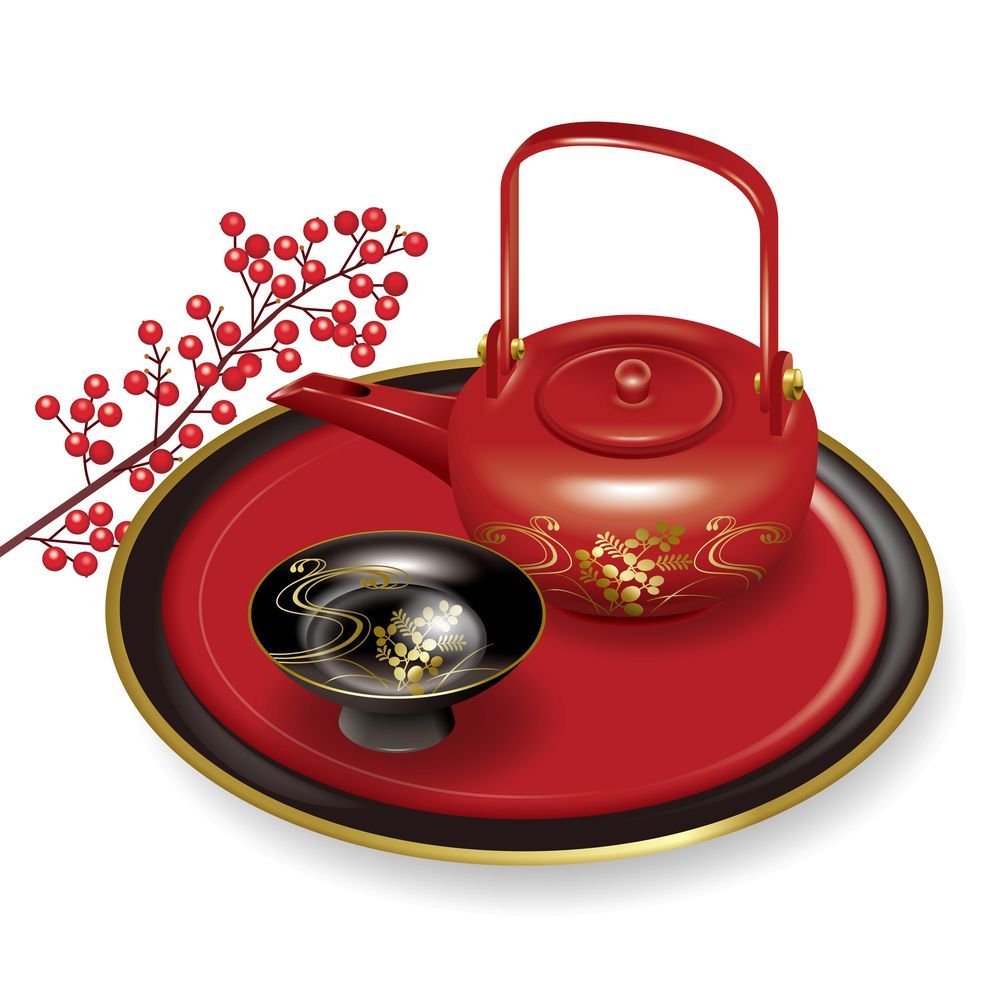 Una teiera rossa e una tazza da sakè nera sono appoggiate su un vassoio rosso coordinato, accanto a un rametto di bacche rosse.