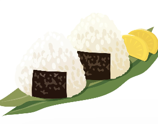 Due palline di riso triangolari avvolte in alga nori, servite su una foglia verde con due fette di ravanello giallo sottaceto.