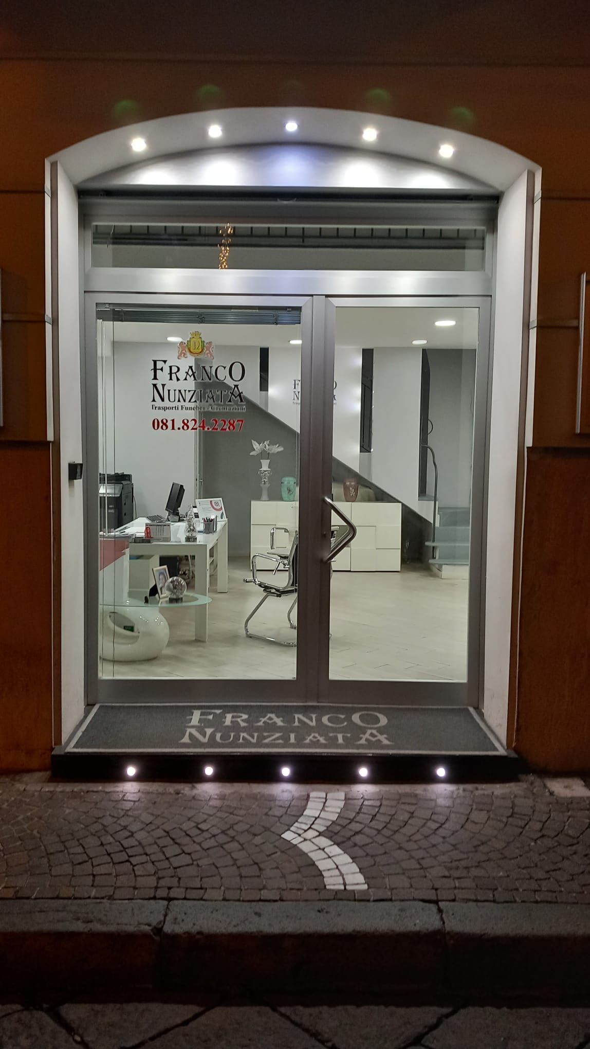 Una vetrina con una porta a vetri e un cartello che dice banco nazionale