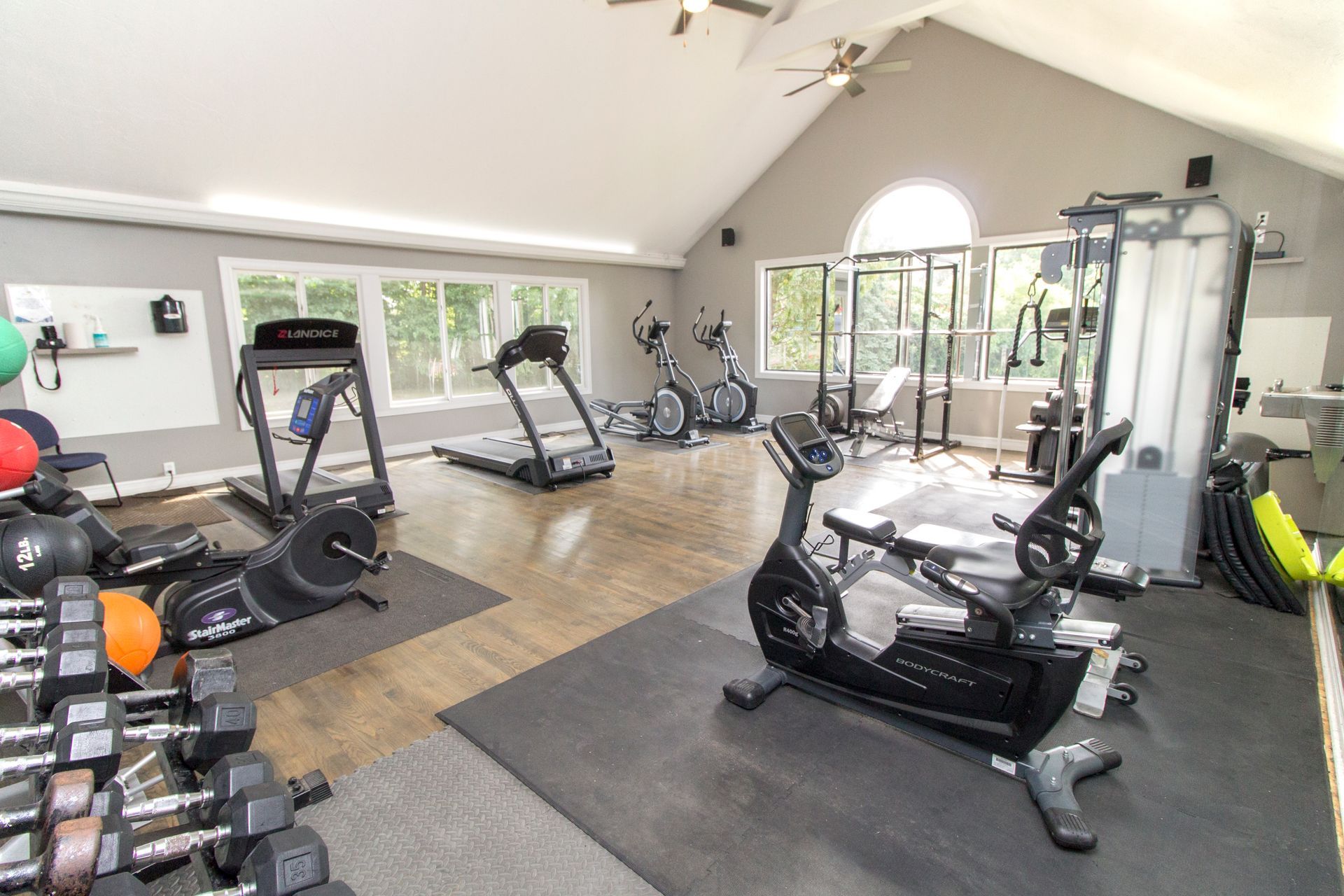 There are many different types of exercise equipment in this gym.