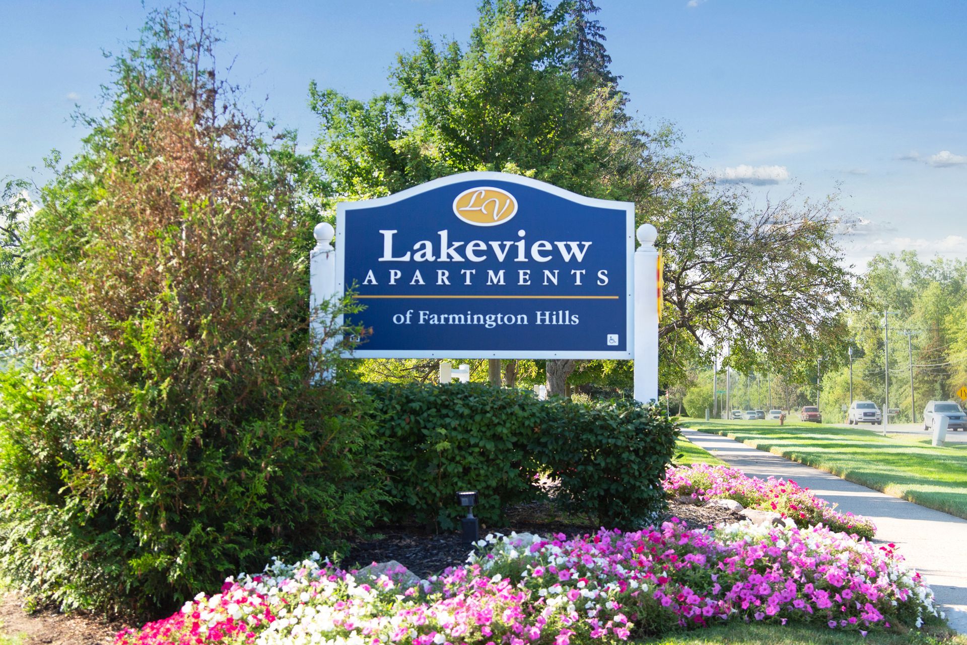 A sign for lakeview apartments in farmington hills