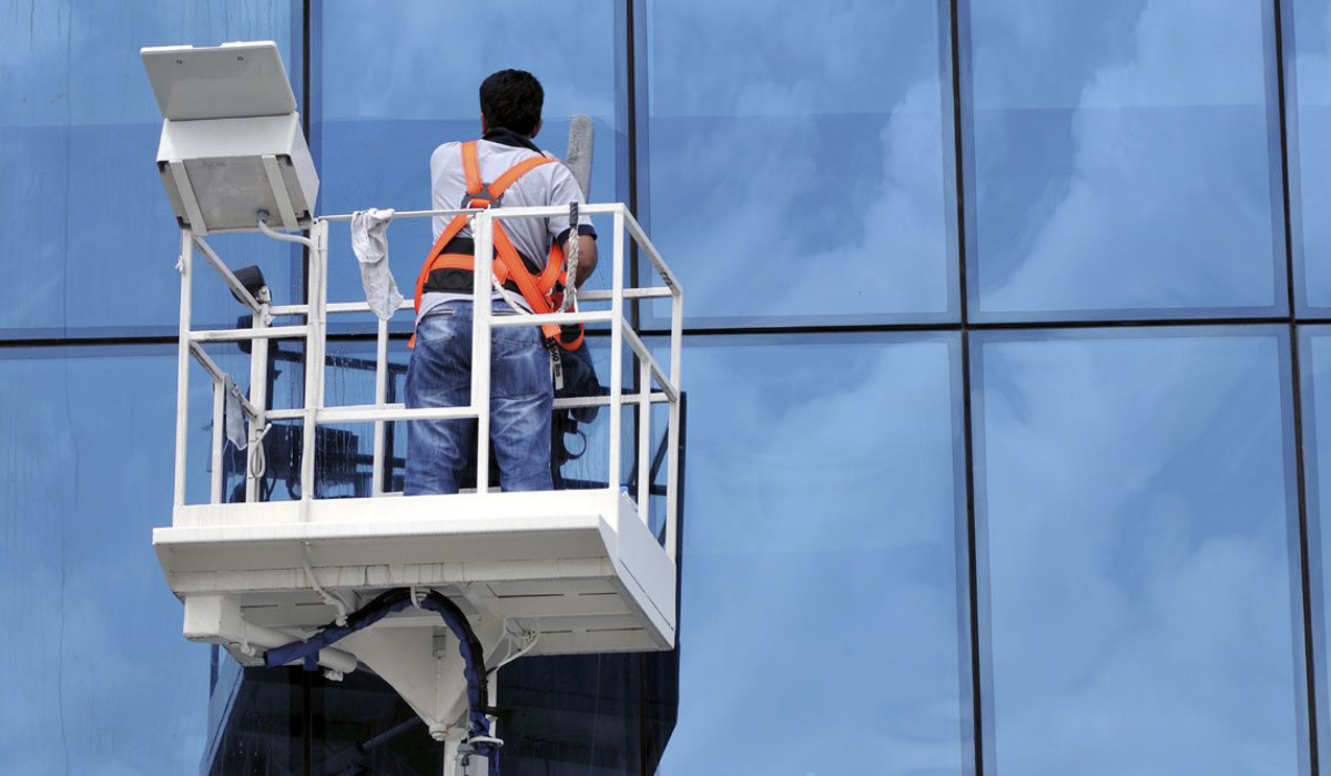 Vyras valo pastato langus.