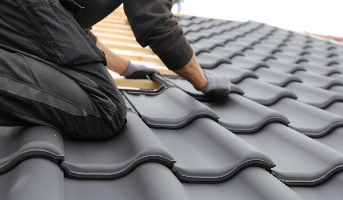 Vyras montuoja namo čerpinį stogą.