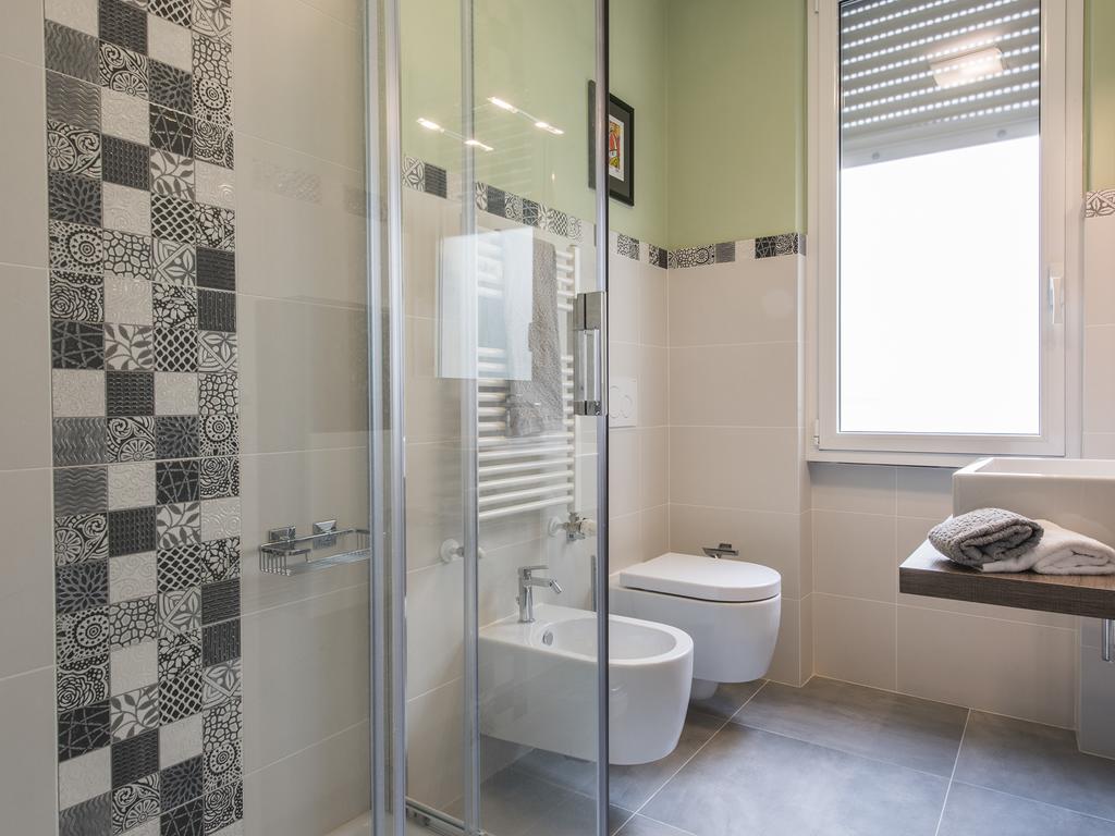 rifacimento bagno completo con piastrelle decorate