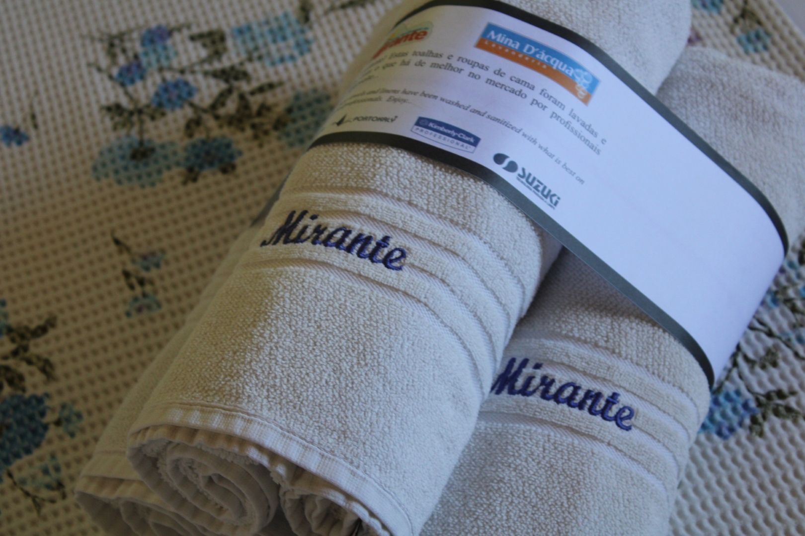 Duas toalhas com a palavra mirante bordada nelas