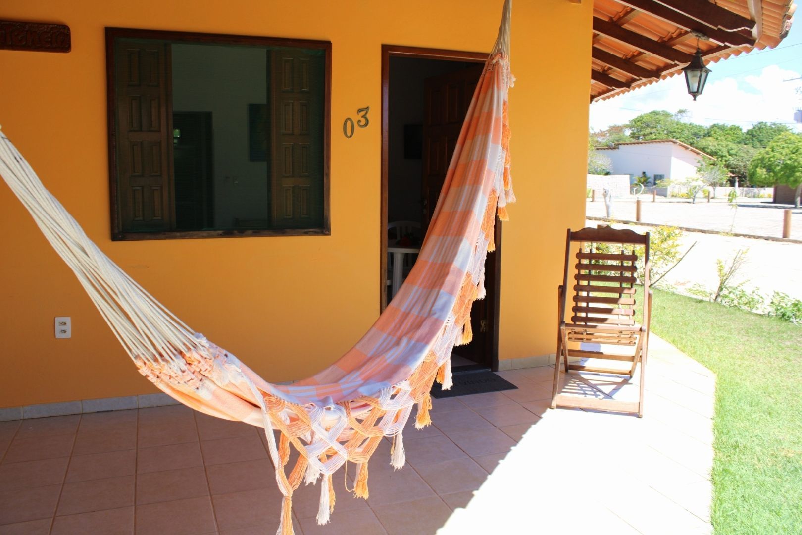 Uma rede em frente a uma casa com o número 03 nela