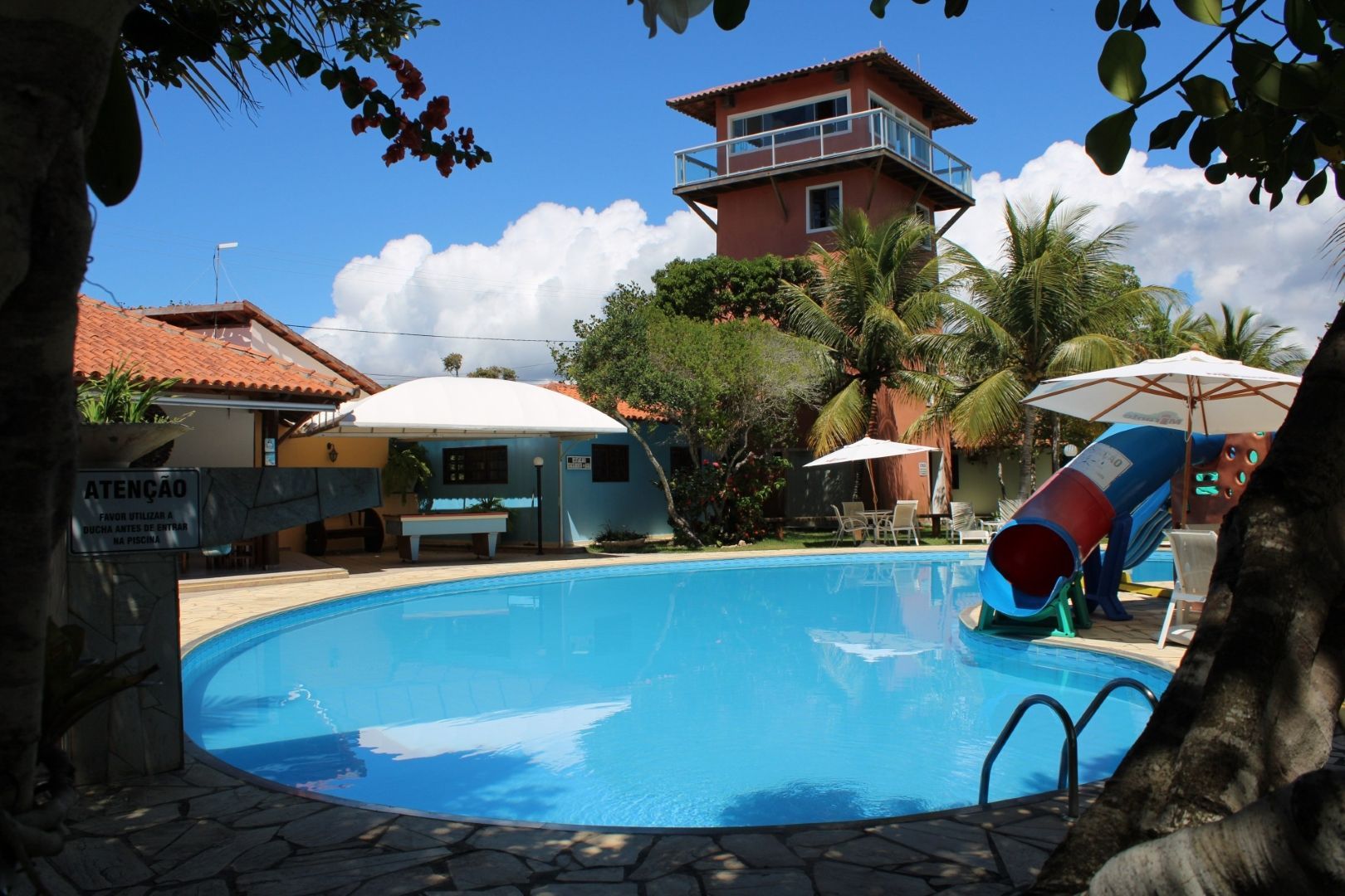Uma grande piscina com um toboágua no meio