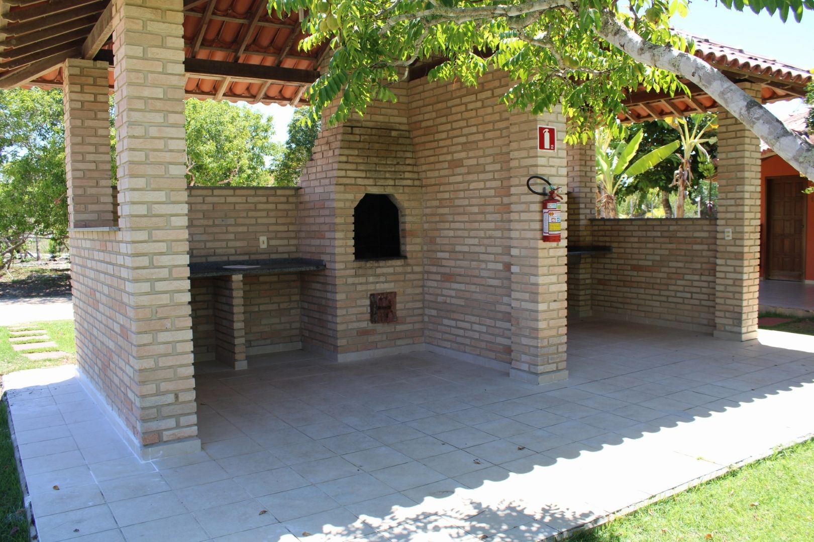 Um prédio de tijolos com um extintor de incêndio na frente