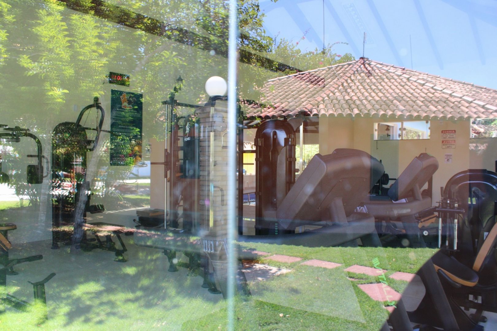 Um reflexo de uma academia em uma janela de vidro.