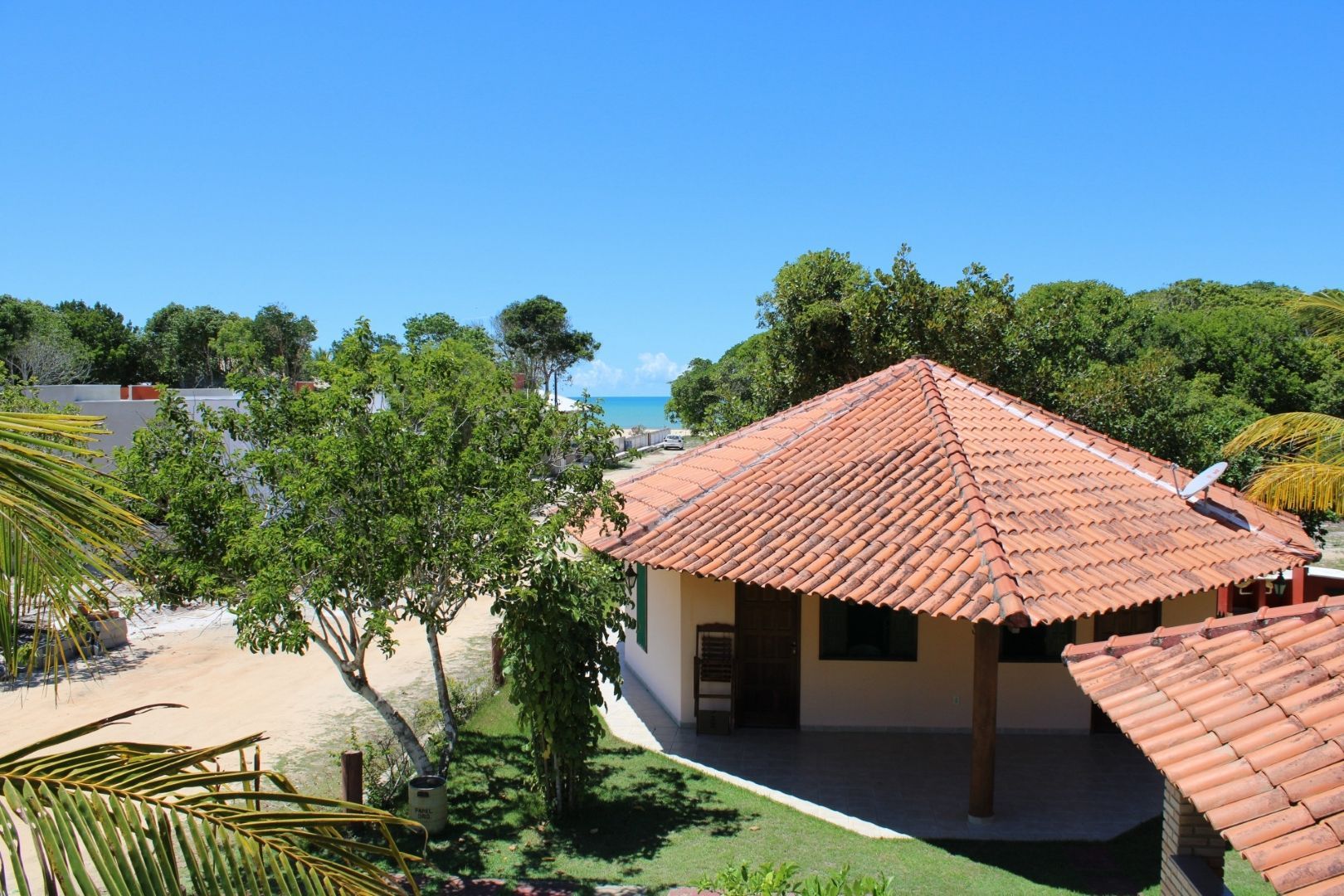 Uma vista aérea de uma casa com telhado de telha vermelha