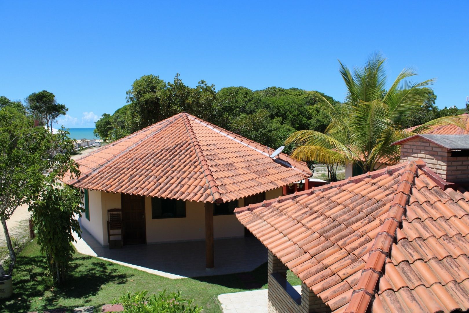 Uma vista aérea de uma casa com telhado de telhas vermelhas