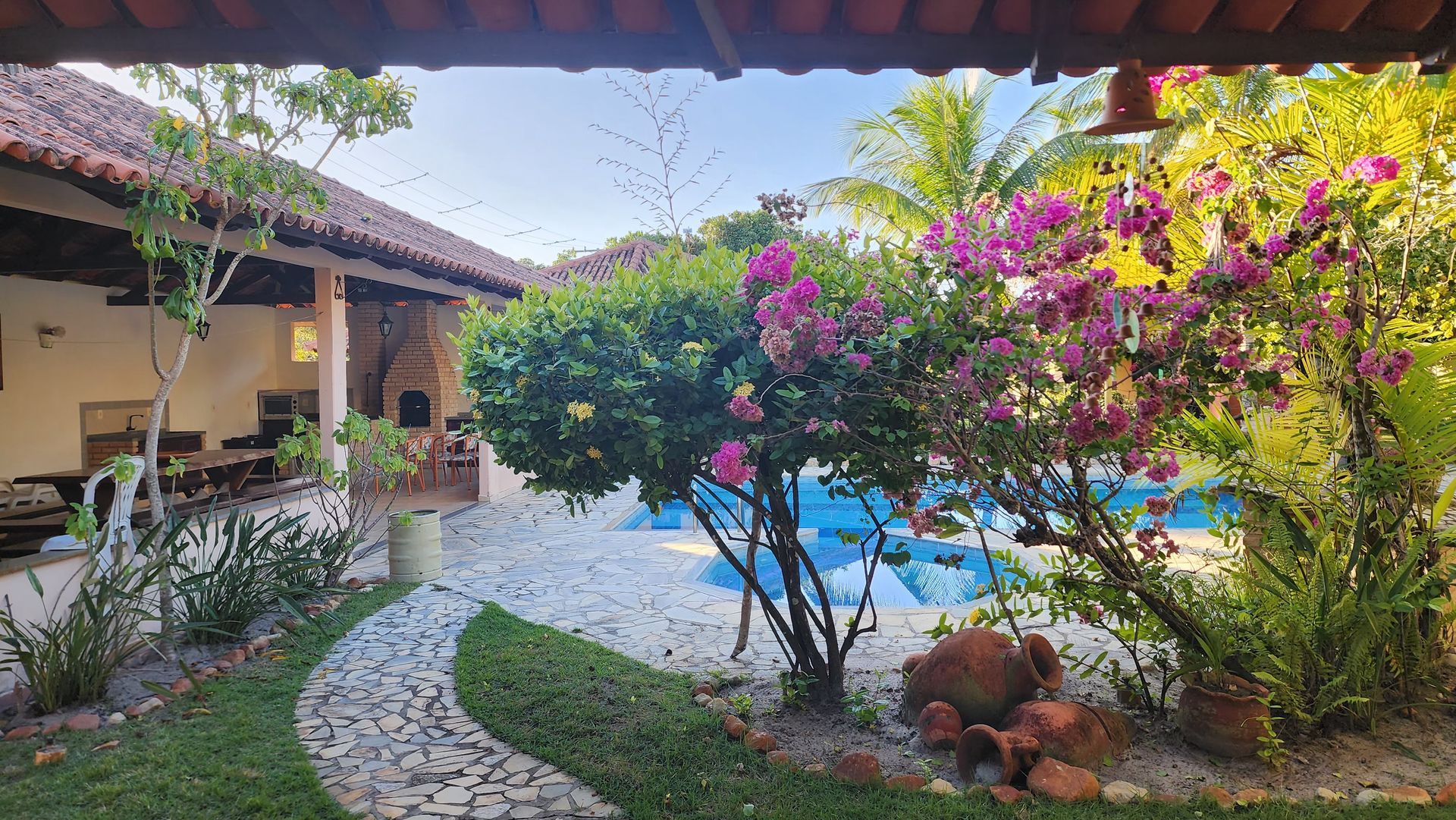 Há uma piscina no quintal de uma casa.