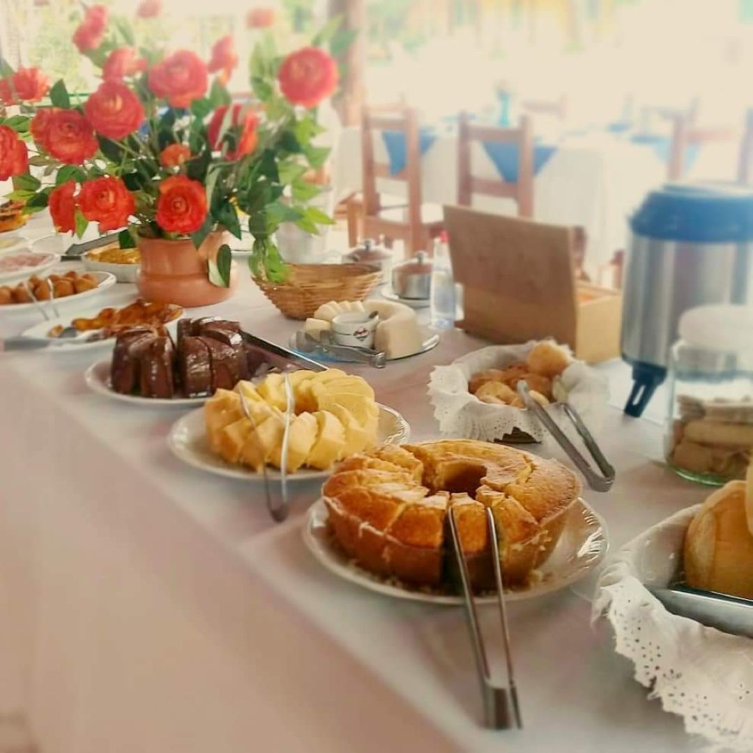 Uma mesa com pratos de comida e pinças sobre ela