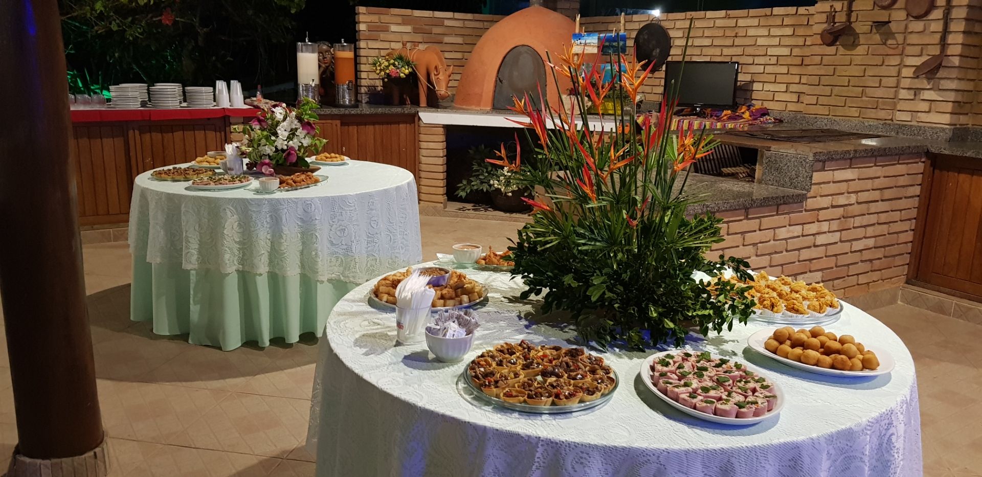 Há muitos pratos de comida na mesa.