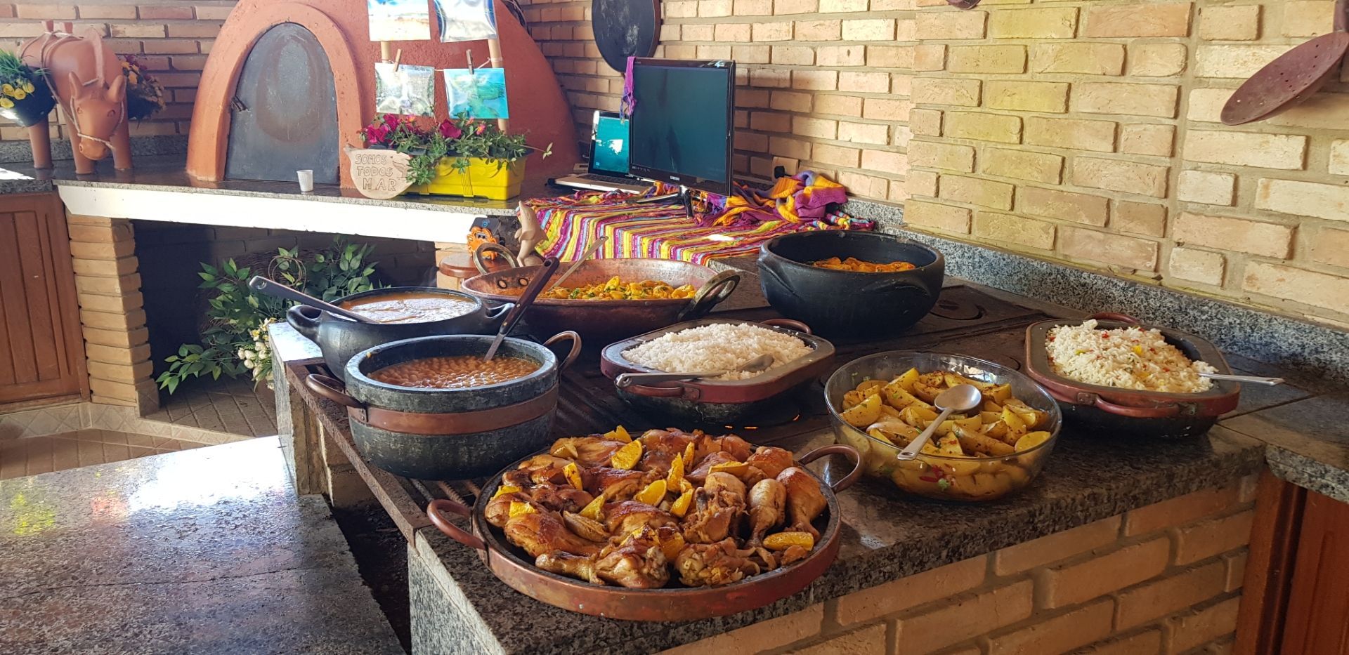 Há muitos tipos diferentes de comida na mesa.