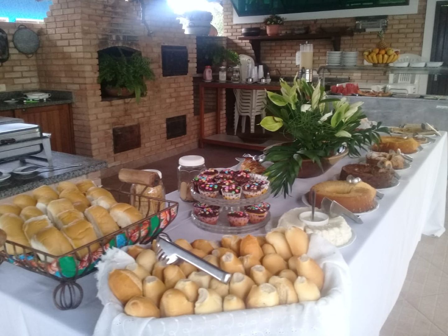 Uma mesa com um monte de comida nela