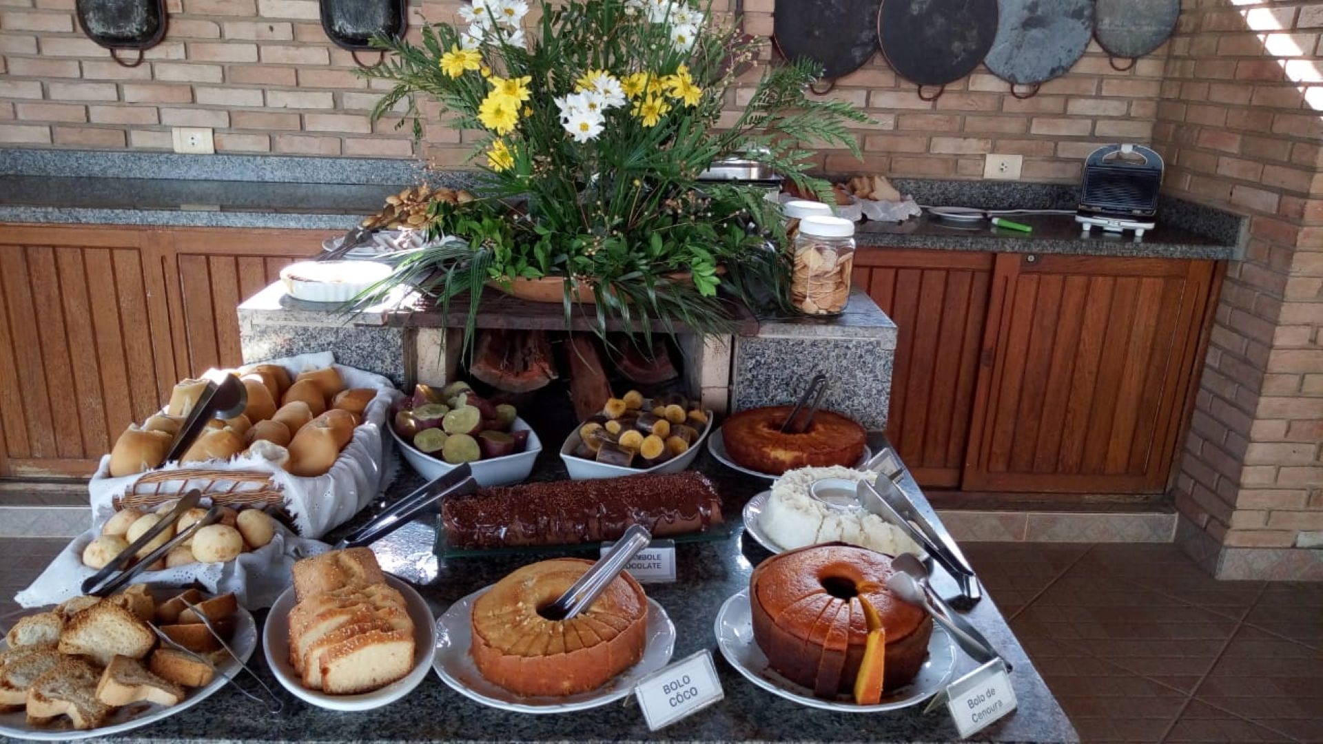 Uma mesa coberta com uma variedade de doces e pães.