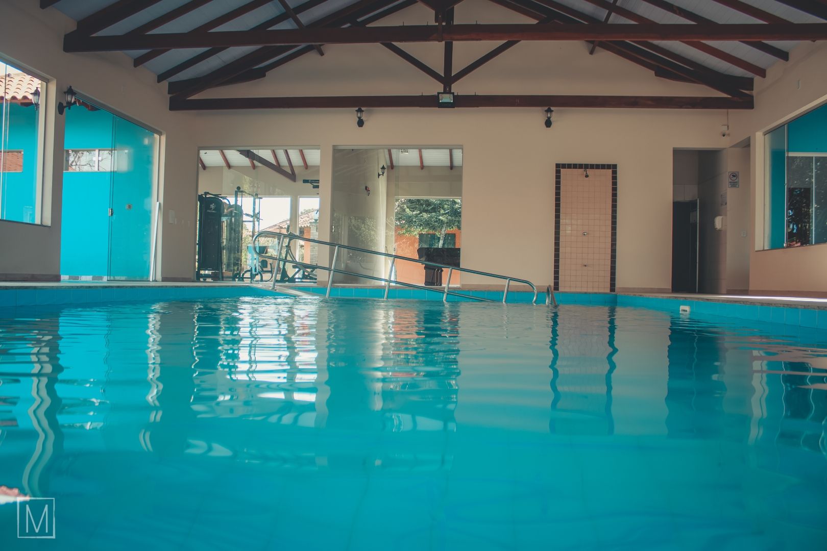 Há uma grande piscina coberta no meio de um prédio.