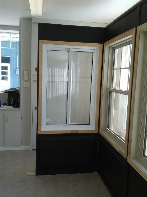 Un coin d'une pièce avec une grande fenêtre