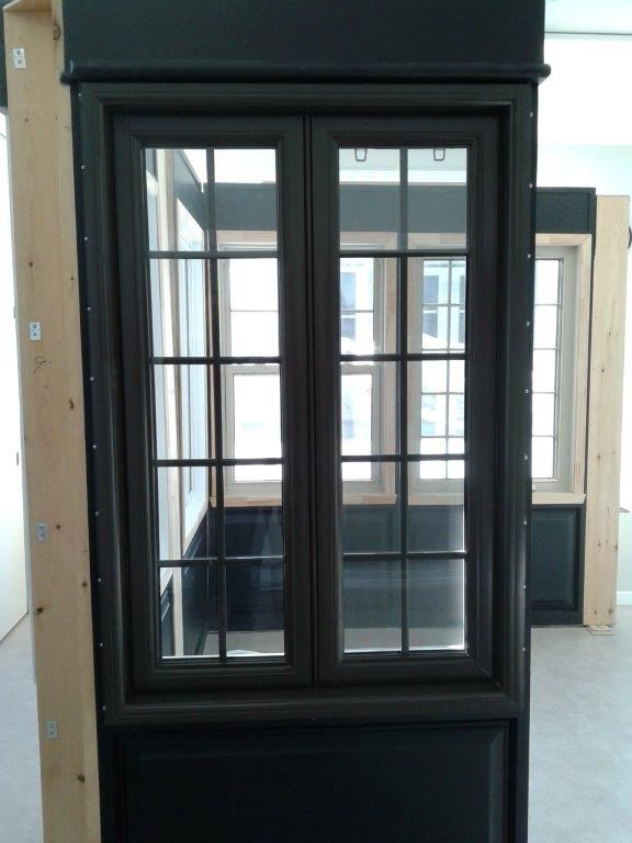 Une fenêtre dans une pièce avec un cadre noir