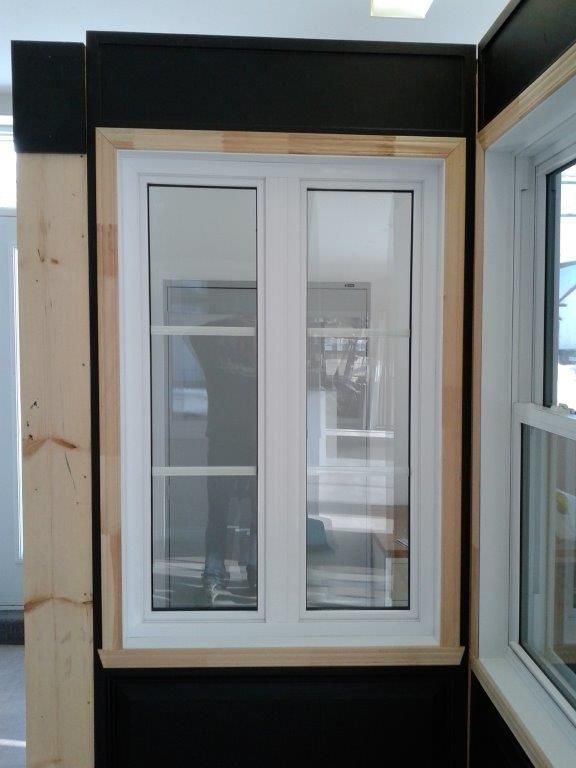 Une fenêtre dans une pièce avec un cadre en bois