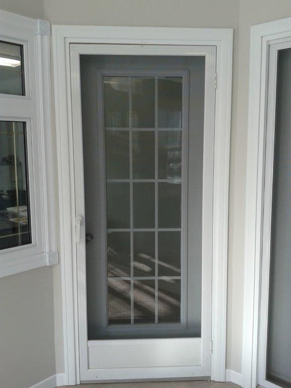 Une porte blanche avec un écran dessus dans une pièce