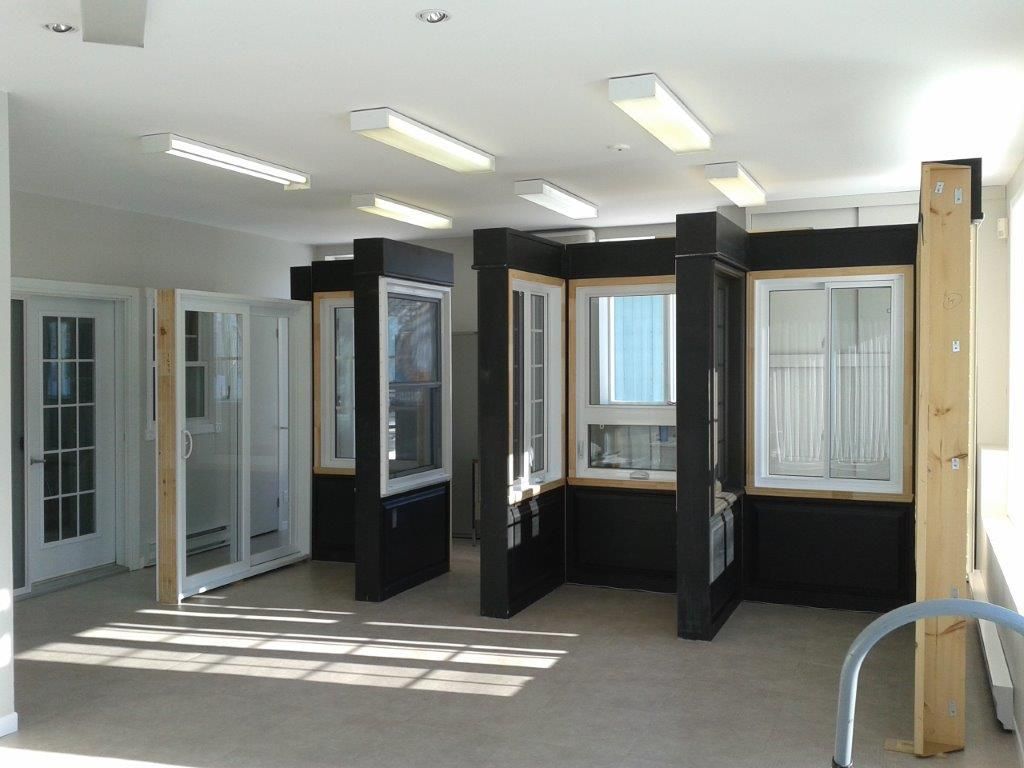 Une grande pièce avec beaucoup de fenêtres et de portes